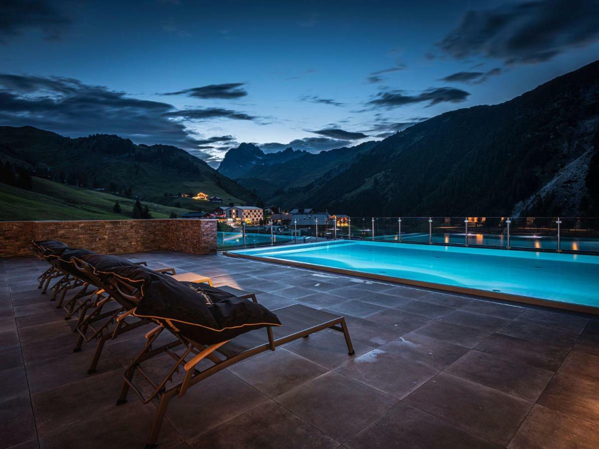 Alpenparks Hotel & Apartment Arlberg Warth Mit Pool Exterior foto